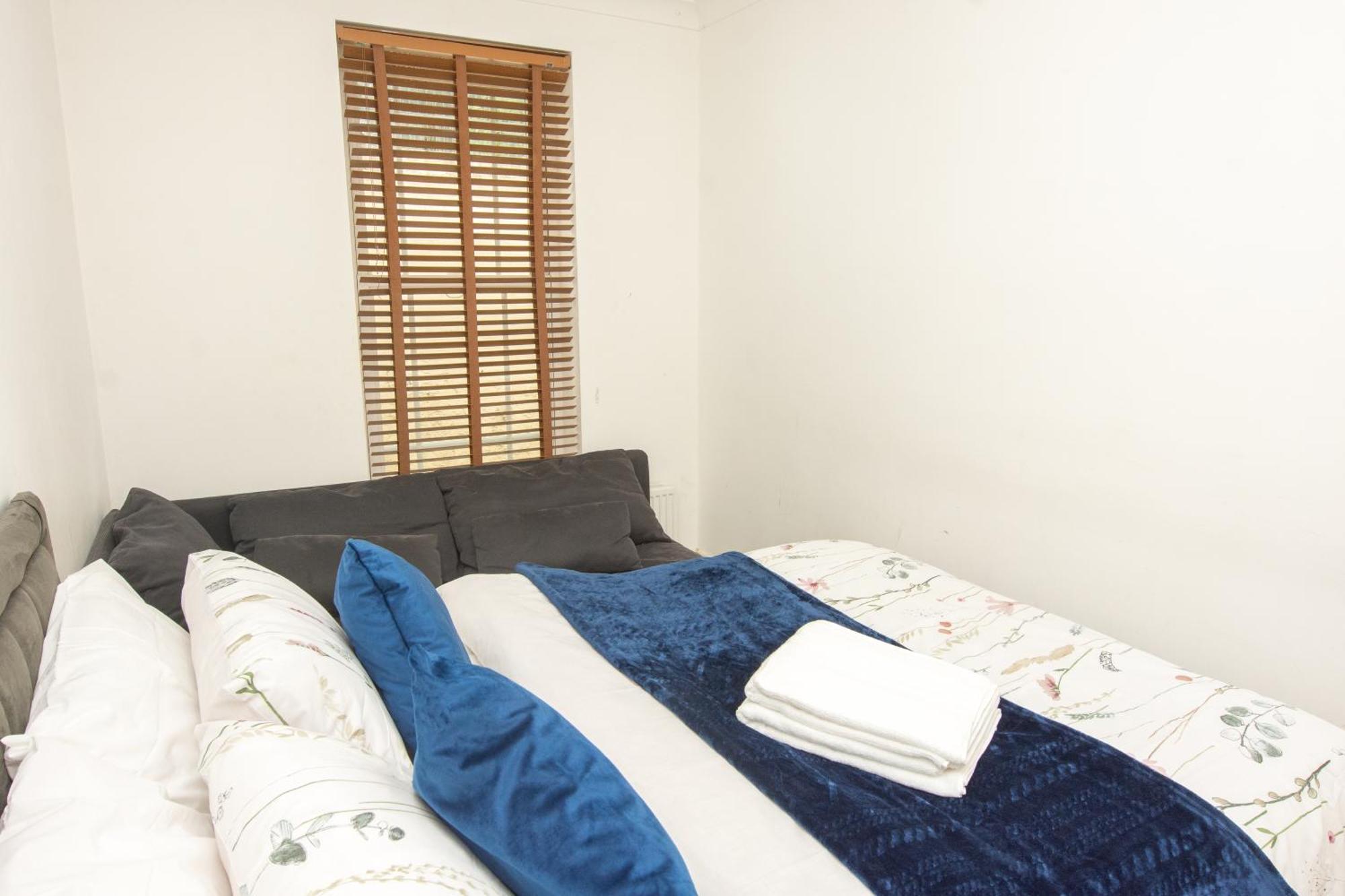 Evergreen Apartments- Flat 2 * London