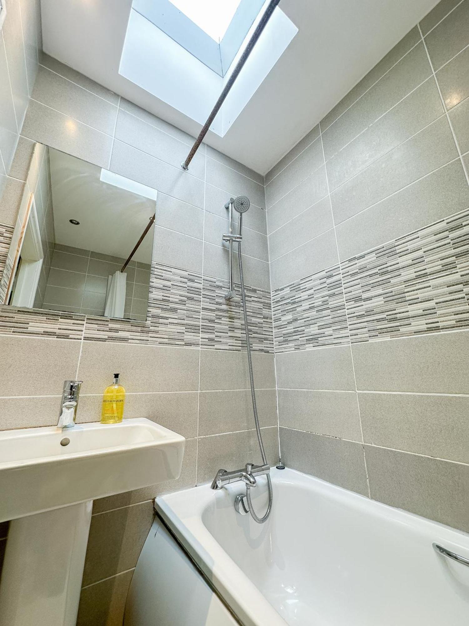 Evergreen Apartments- Flat 2 * London