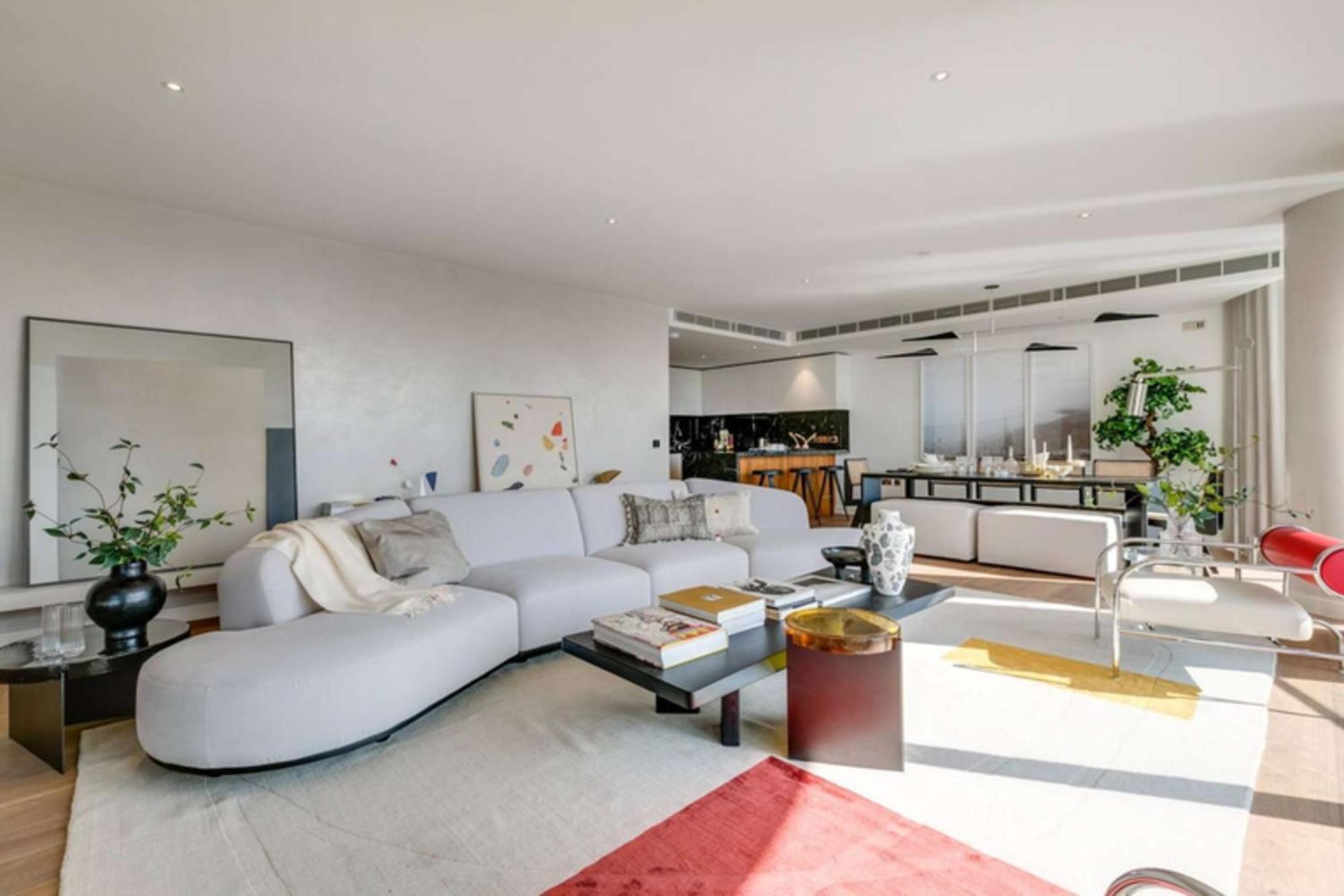 Chelsea Waterfront Upmarket Two Bedroom Apartment London