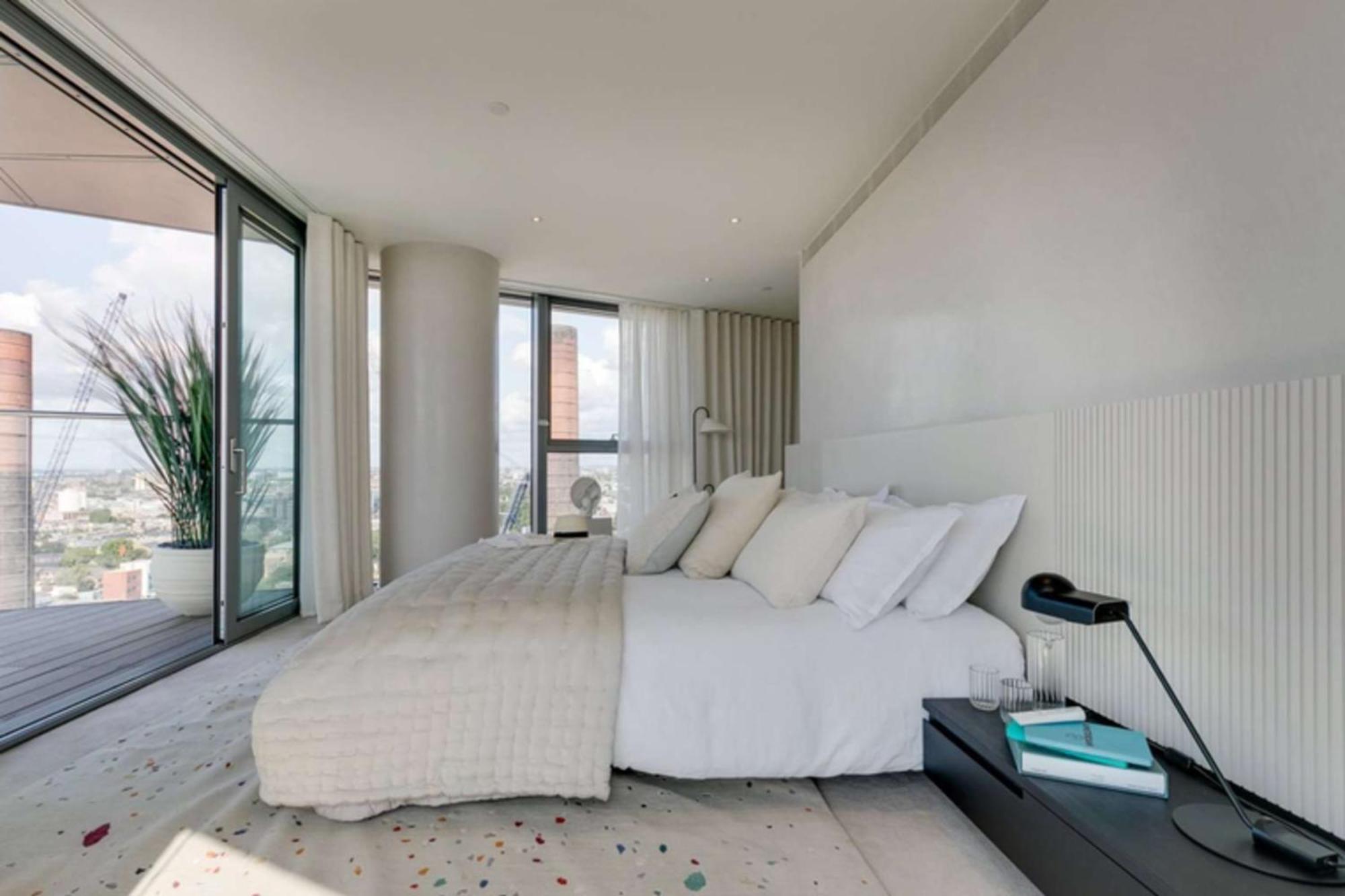 Chelsea Waterfront Upmarket Two Bedroom * London