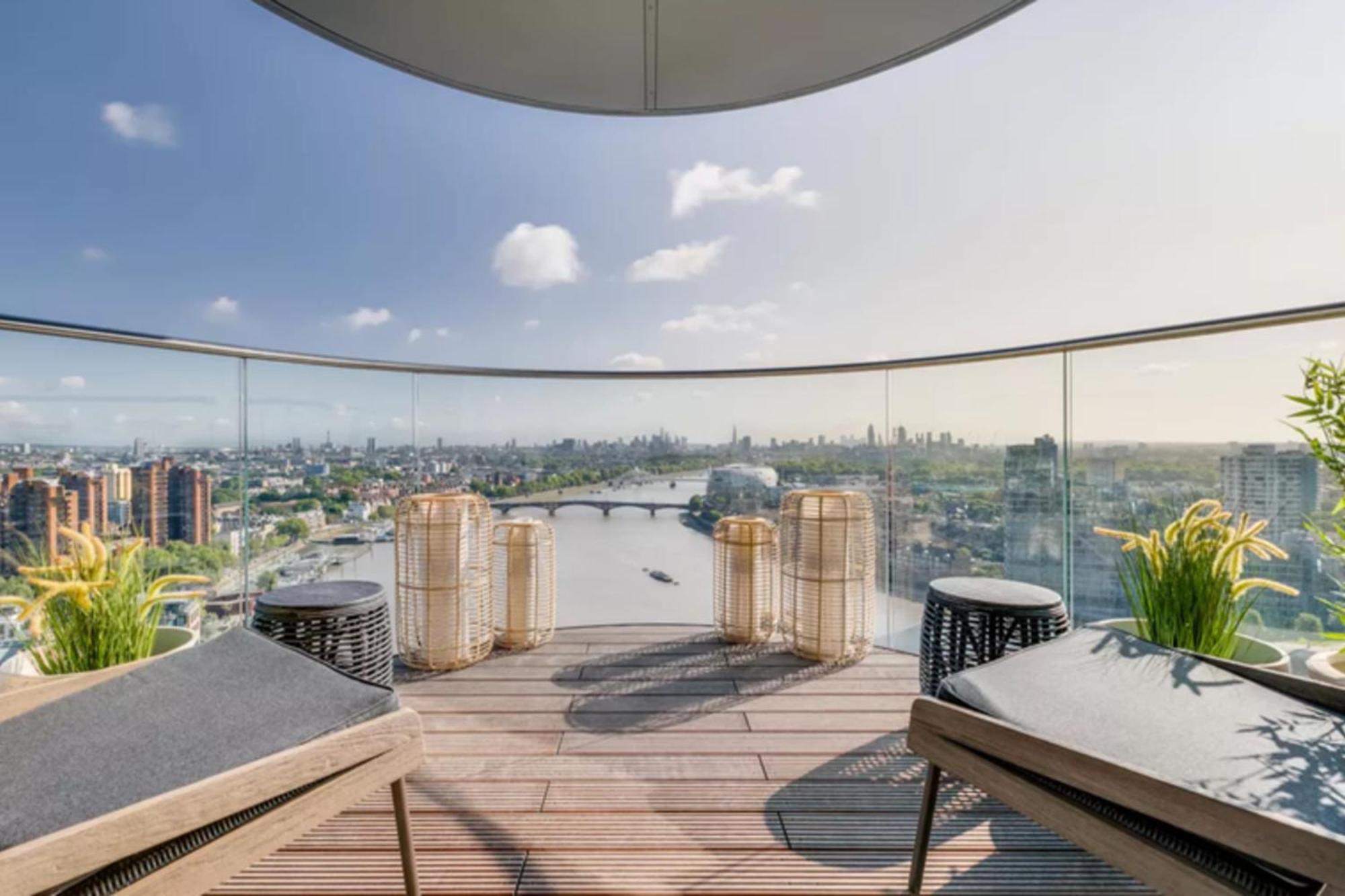 Chelsea Waterfront Upmarket Two Bedroom Apartment *