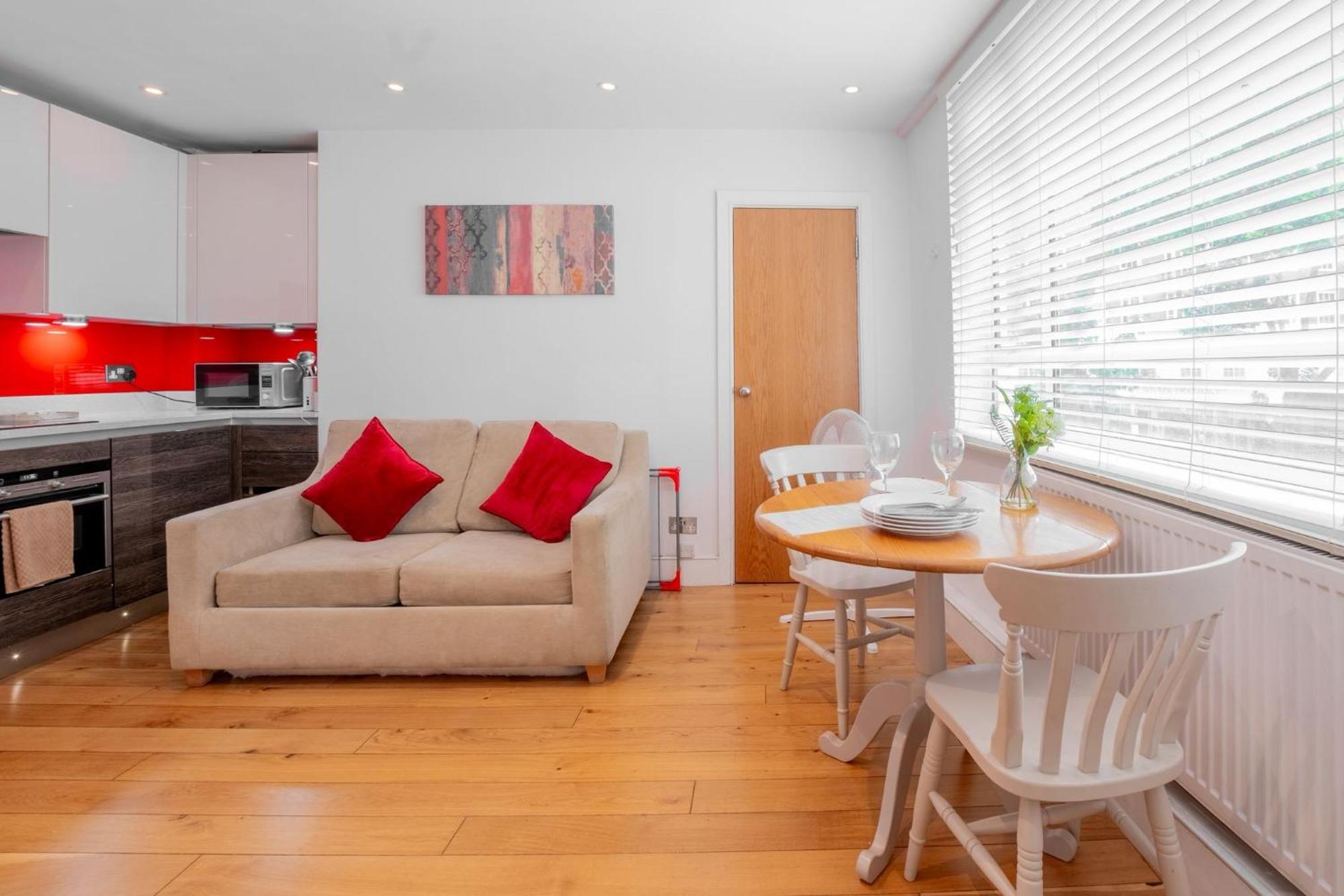 1 Bed Flat In Nell Gwynn House, Sleeps 4, Steps From Harrods & Hyde Park, 24 Hour Reception London