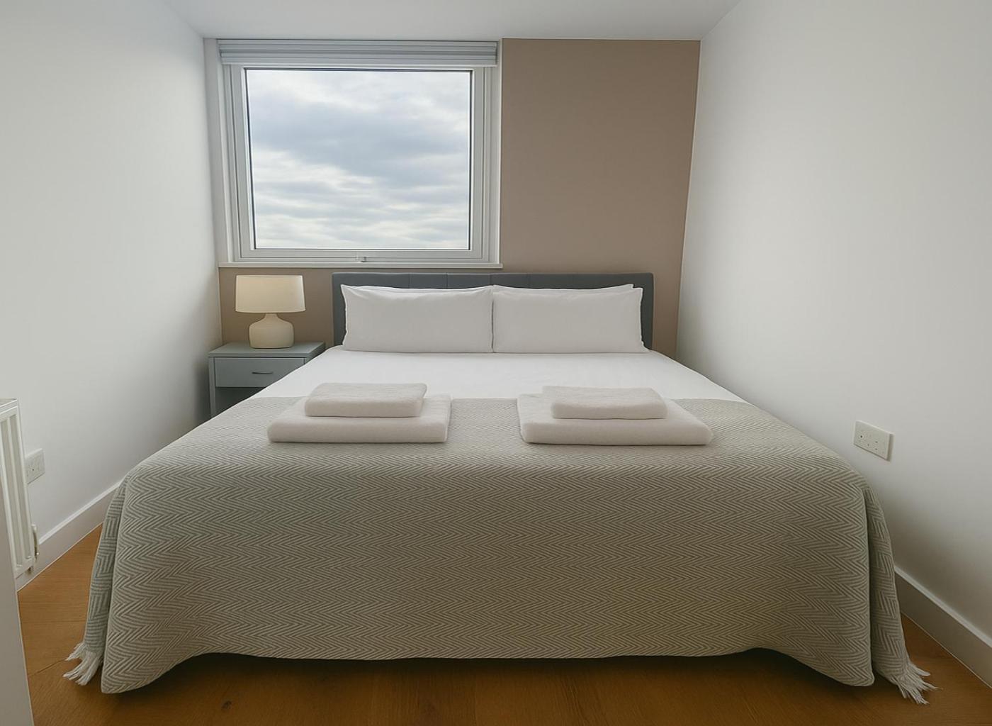 2 Bed Flat Near Westfield Appartement