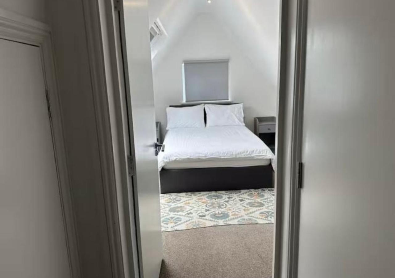 2 Bedroom Flat In Camden Apartment *