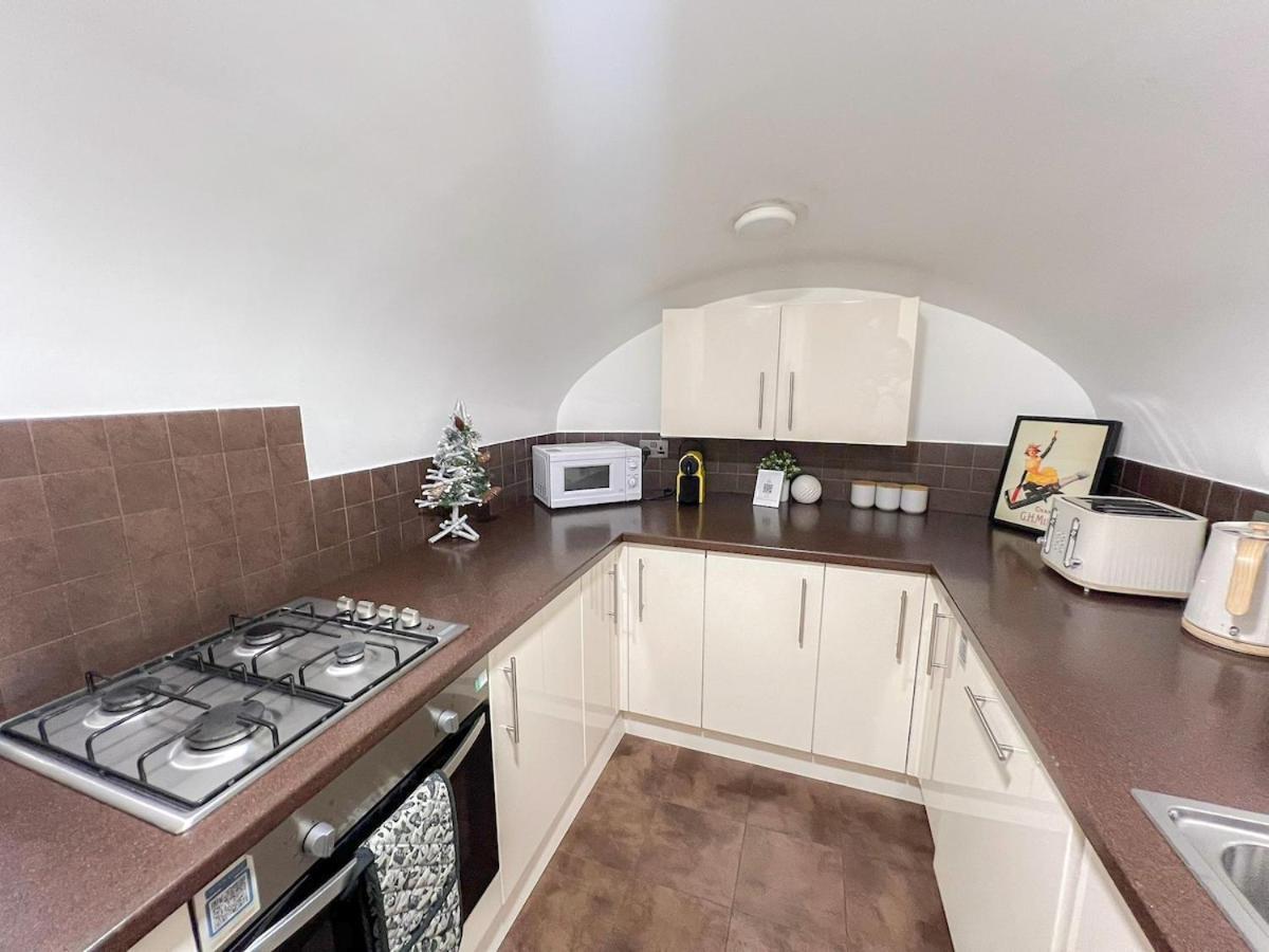 Apartment 3 Bedroom With Private Terrace In Pimlico, Westminster, Victoria London