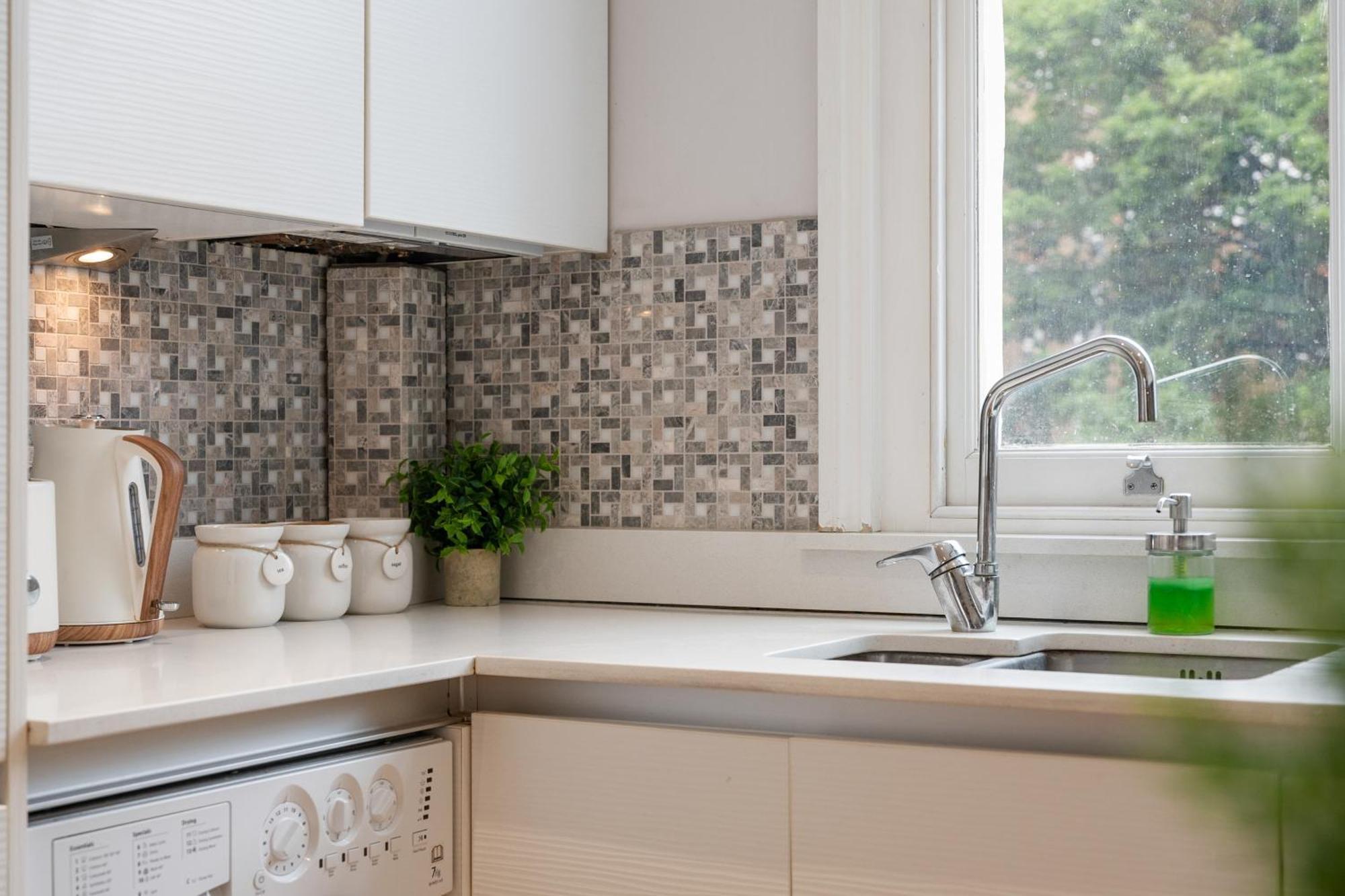 Apartment Hidden Gem In Location - Beautiful 2 Bed *