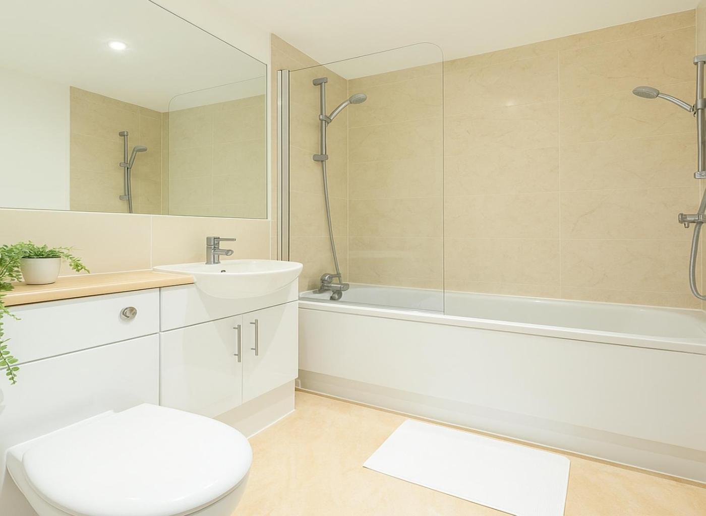2 Bed Flat With Balcony In Wimbledon Apartment London
