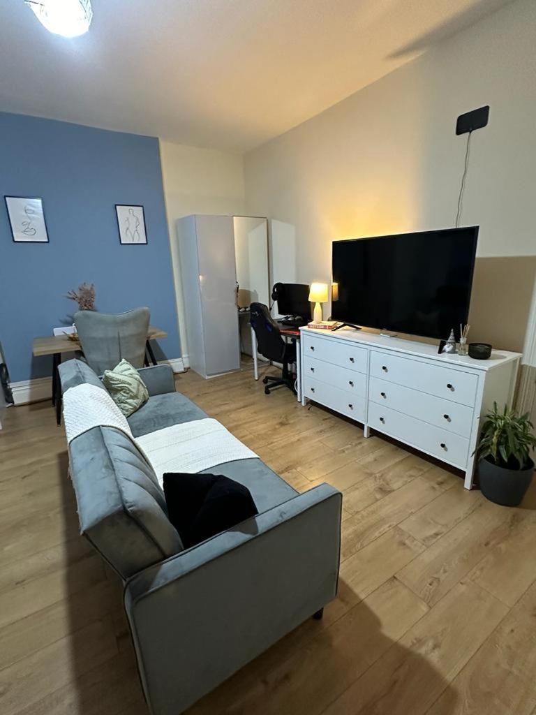 10 Minutes To Wembley Guest Apartment