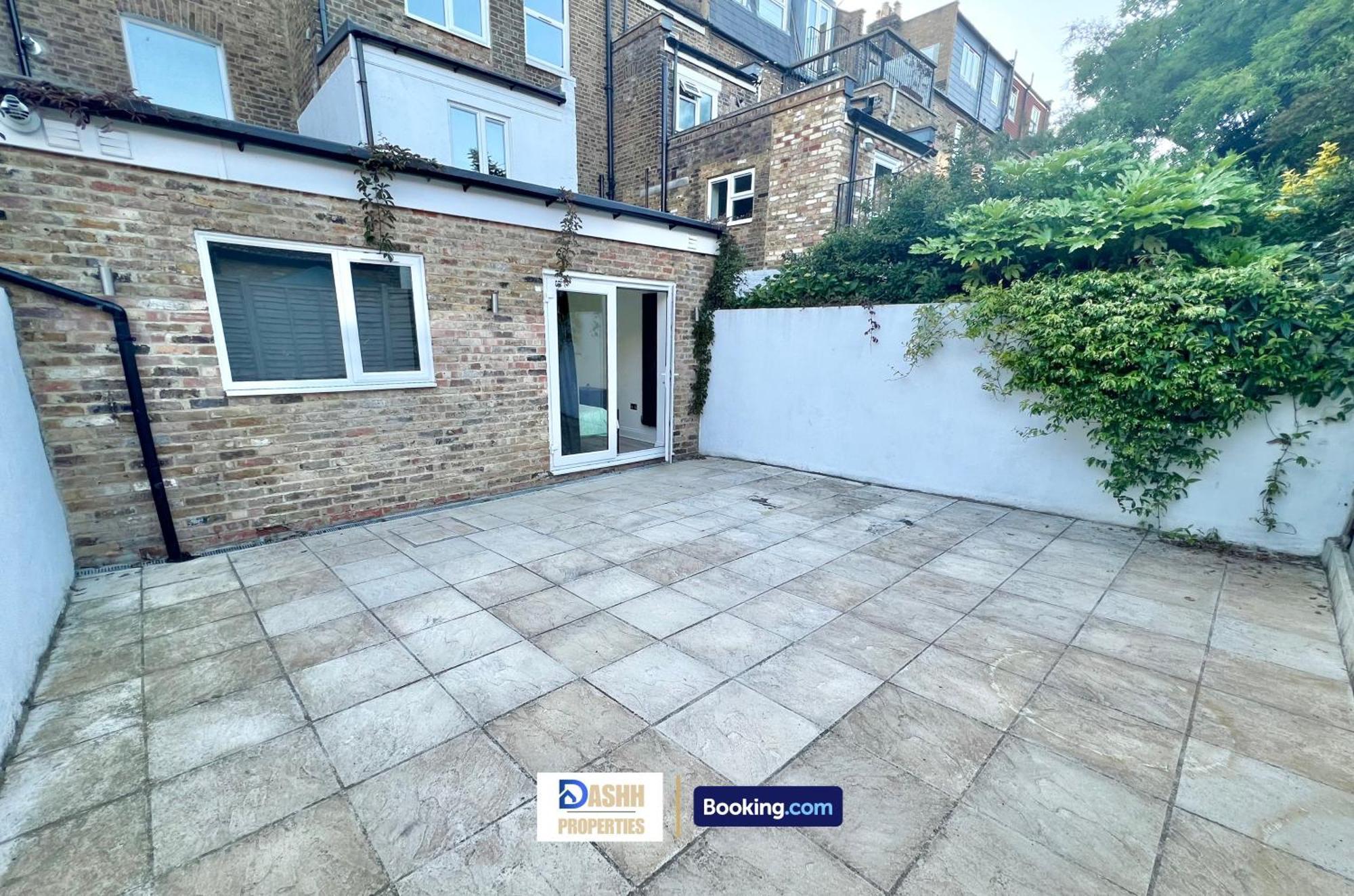 Three Bedroom By Dashh Short Lets & Serviced In Shepherds Bush Sleeps 9 With Free Wifi London