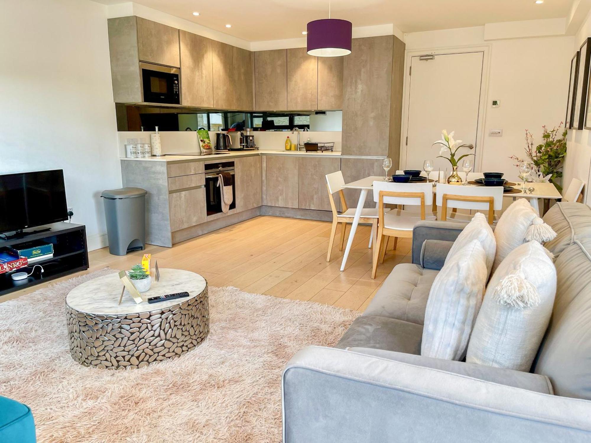 Modern & 3bedroom Flat With Pvt Balcony Steps From Regent's Park Apartment