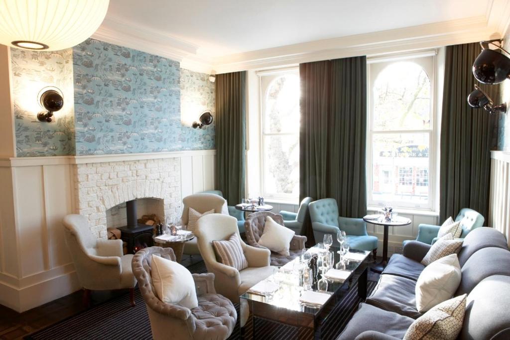 Hotel High Road House