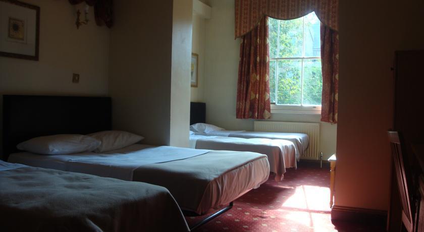 Holland Court 3*
