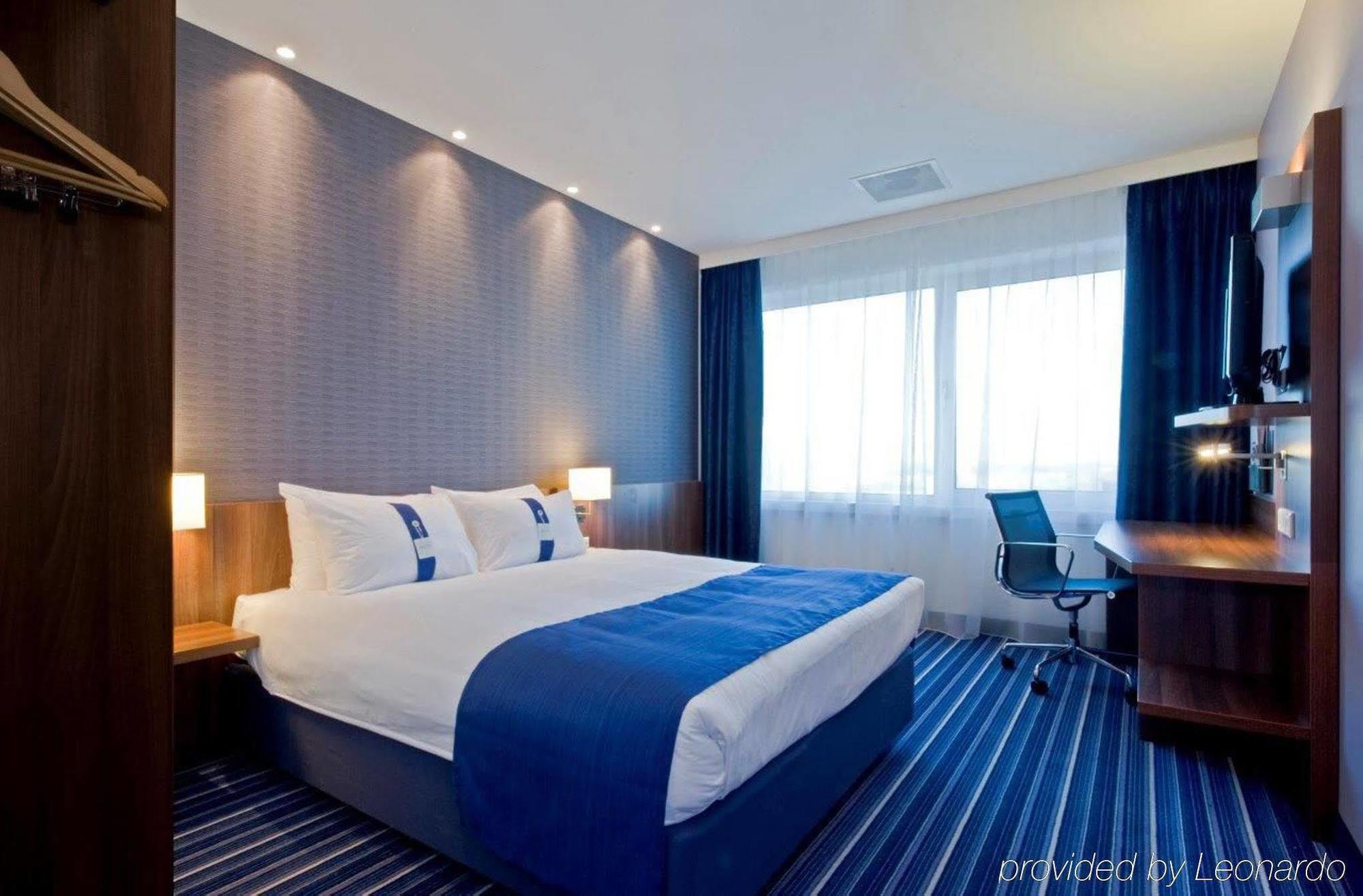 Express - Vauxhall Nine Elms, An Ihg