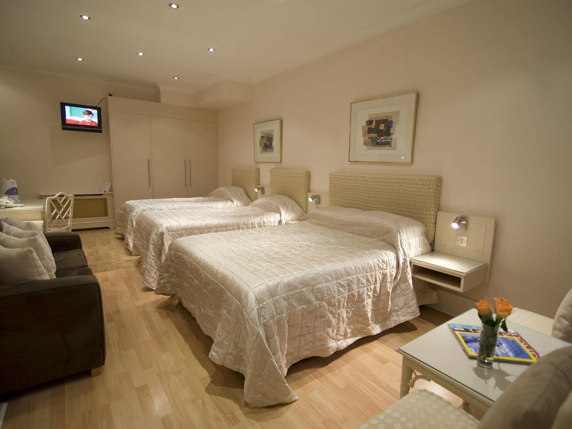 Amsterdam Hotel 2*