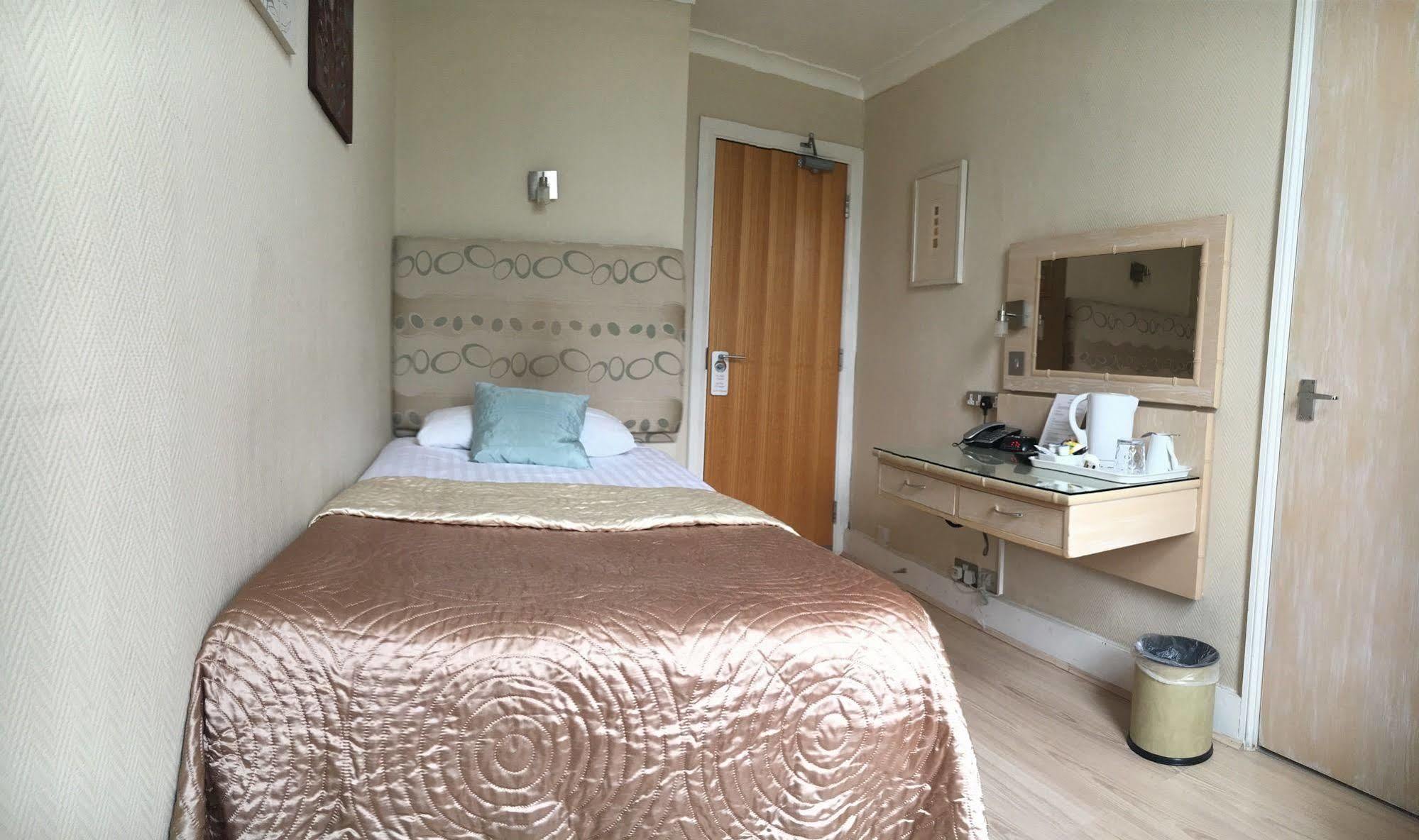 Amsterdam Hotel 2*