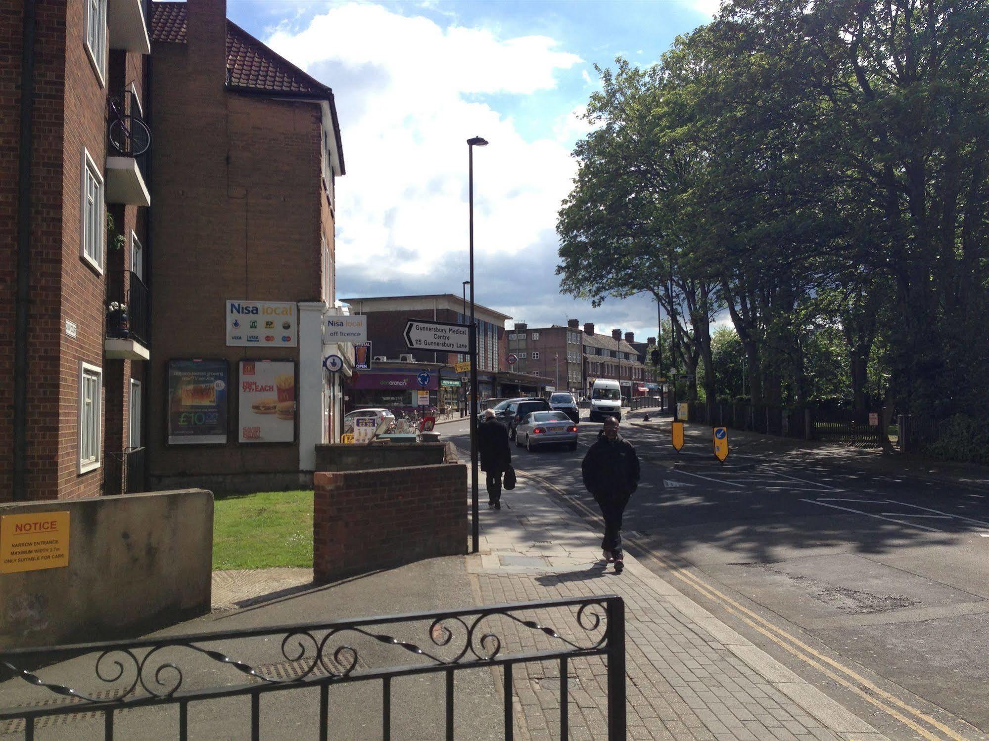 Acton Town 2* Londen