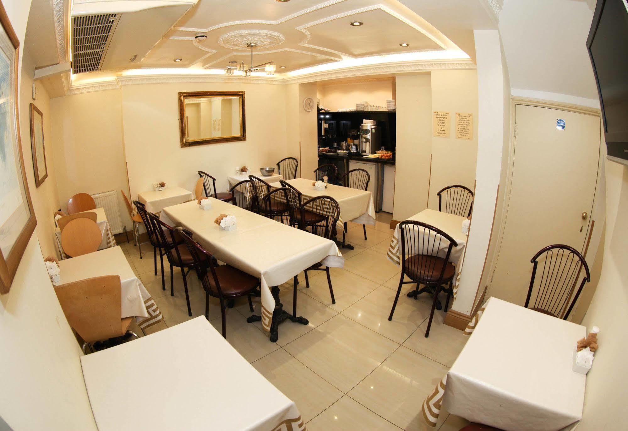 Holland Court 3*