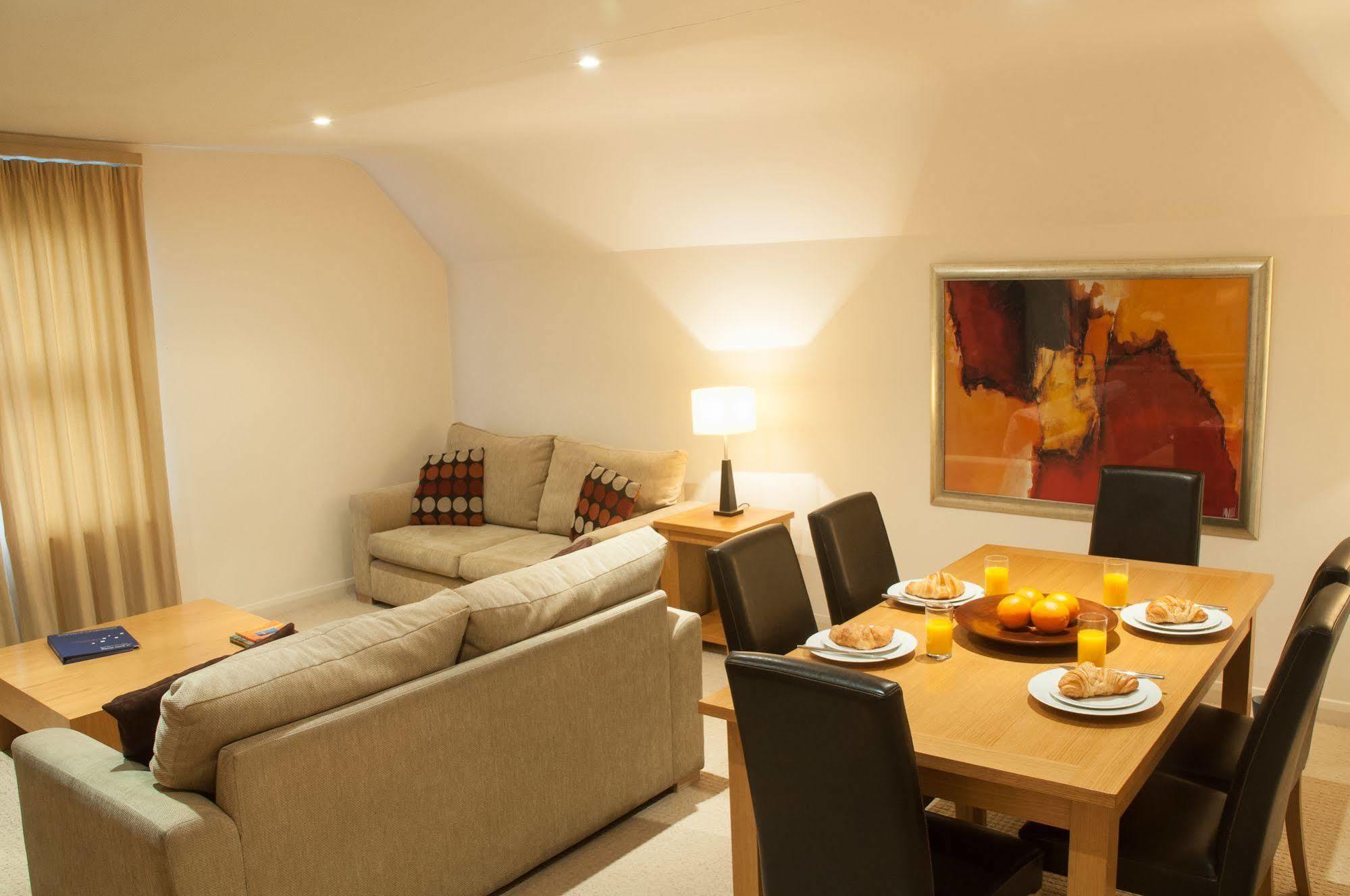 Clarendon House & Gardens Apartment *
