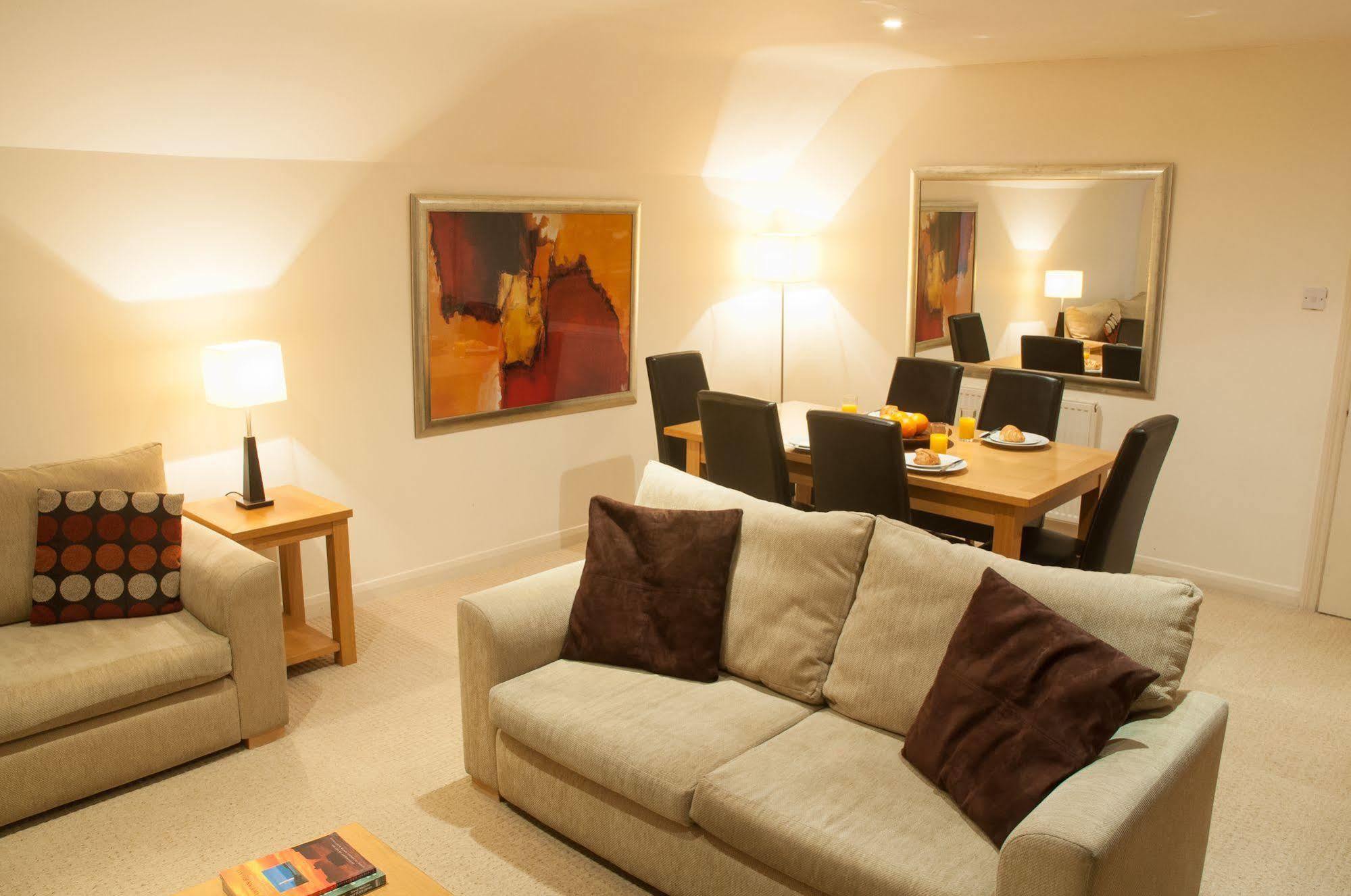 Clarendon House & Gardens Apartment