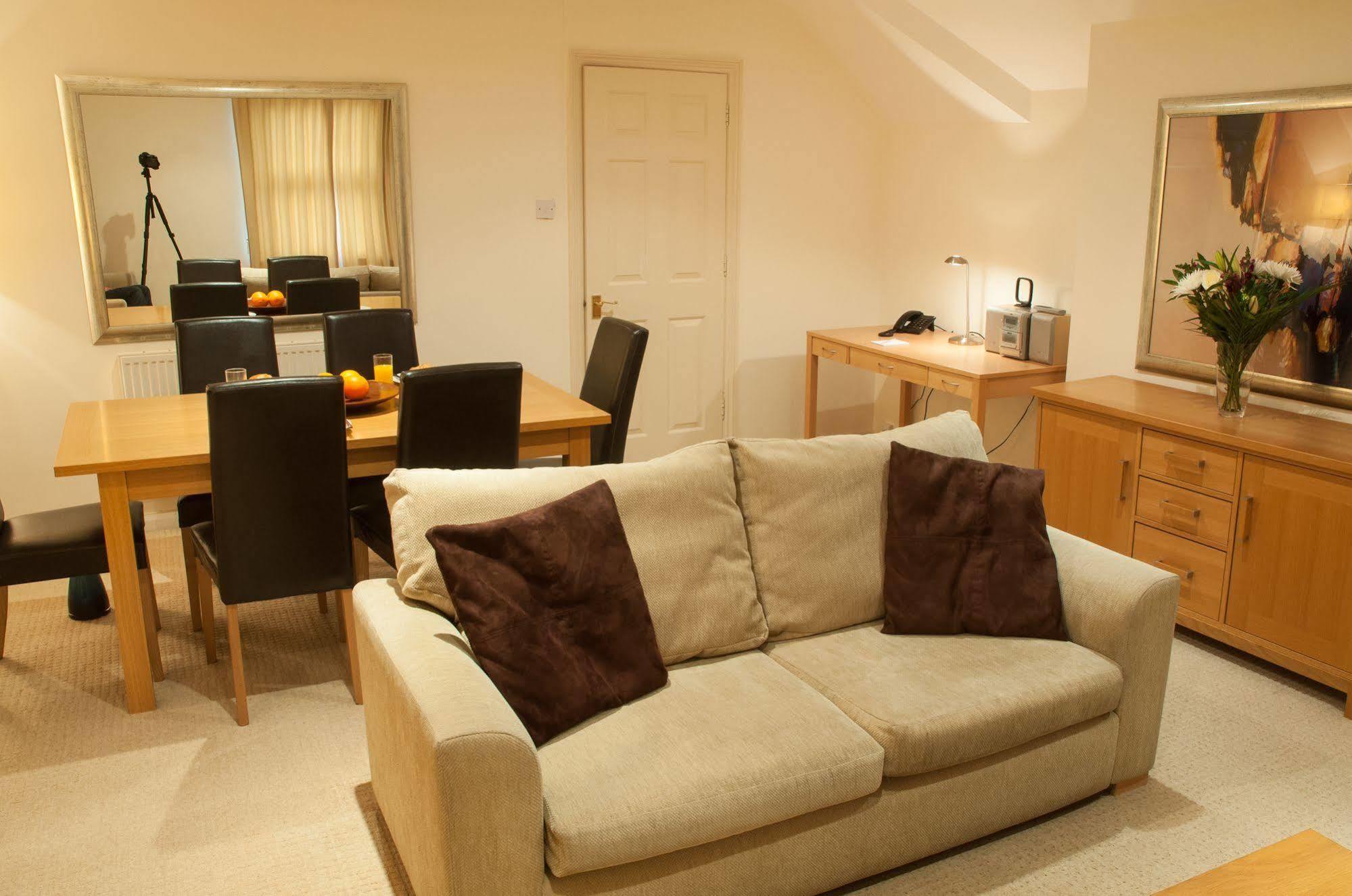 Clarendon House & Gardens Apartment *