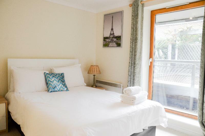 Oyo 139 Meridian Place 2 Bed Hotel London