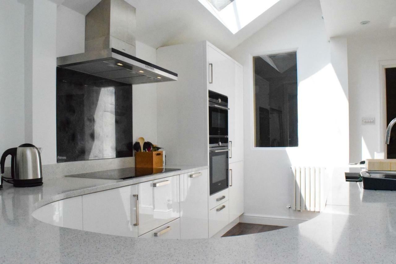 3 Bedroom Family House With A Superb Kitchen And Garden London