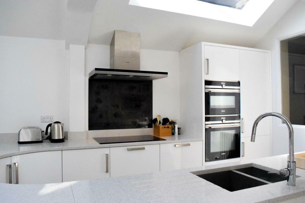 Holiday home 3 Bedroom Family House With A Superb Kitchen And Garden