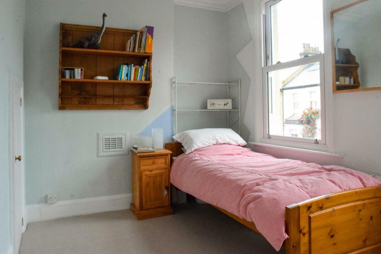 3 Bedroom Family House With A Superb Kitchen And Garden Holiday home *