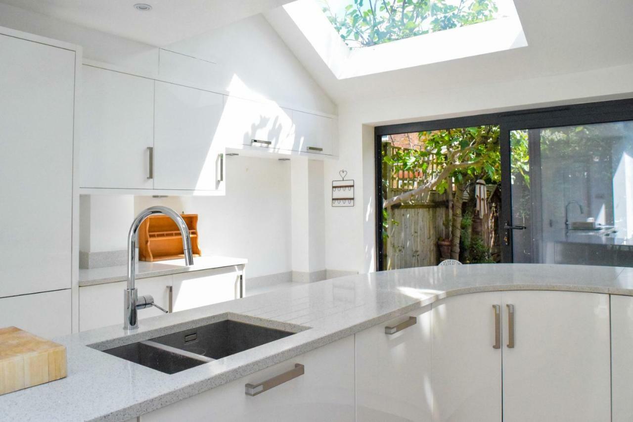 Holiday home 3 Bedroom Family House With A Superb Kitchen And Garden London