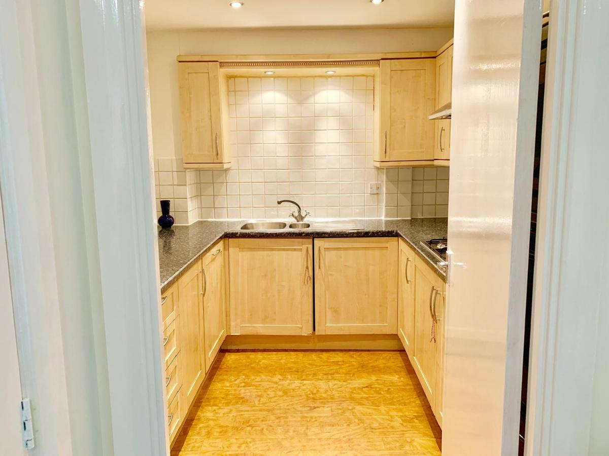 2 Bedrooms Modern Apartment, Full Kitchen, 5 Minutes Tube Station Londen