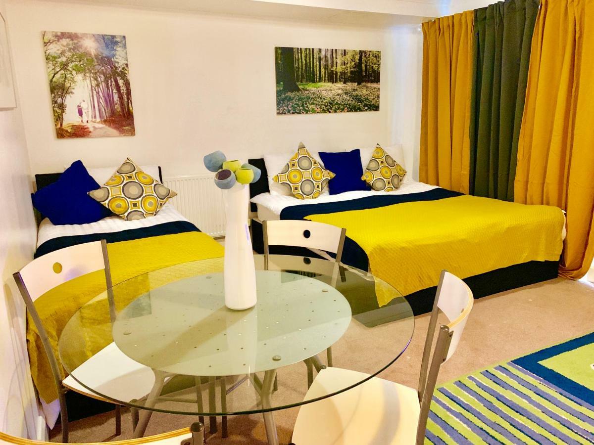 2 Bedrooms Modern Apartment, Full Kitchen, 5 Minutes Tube Station Londen