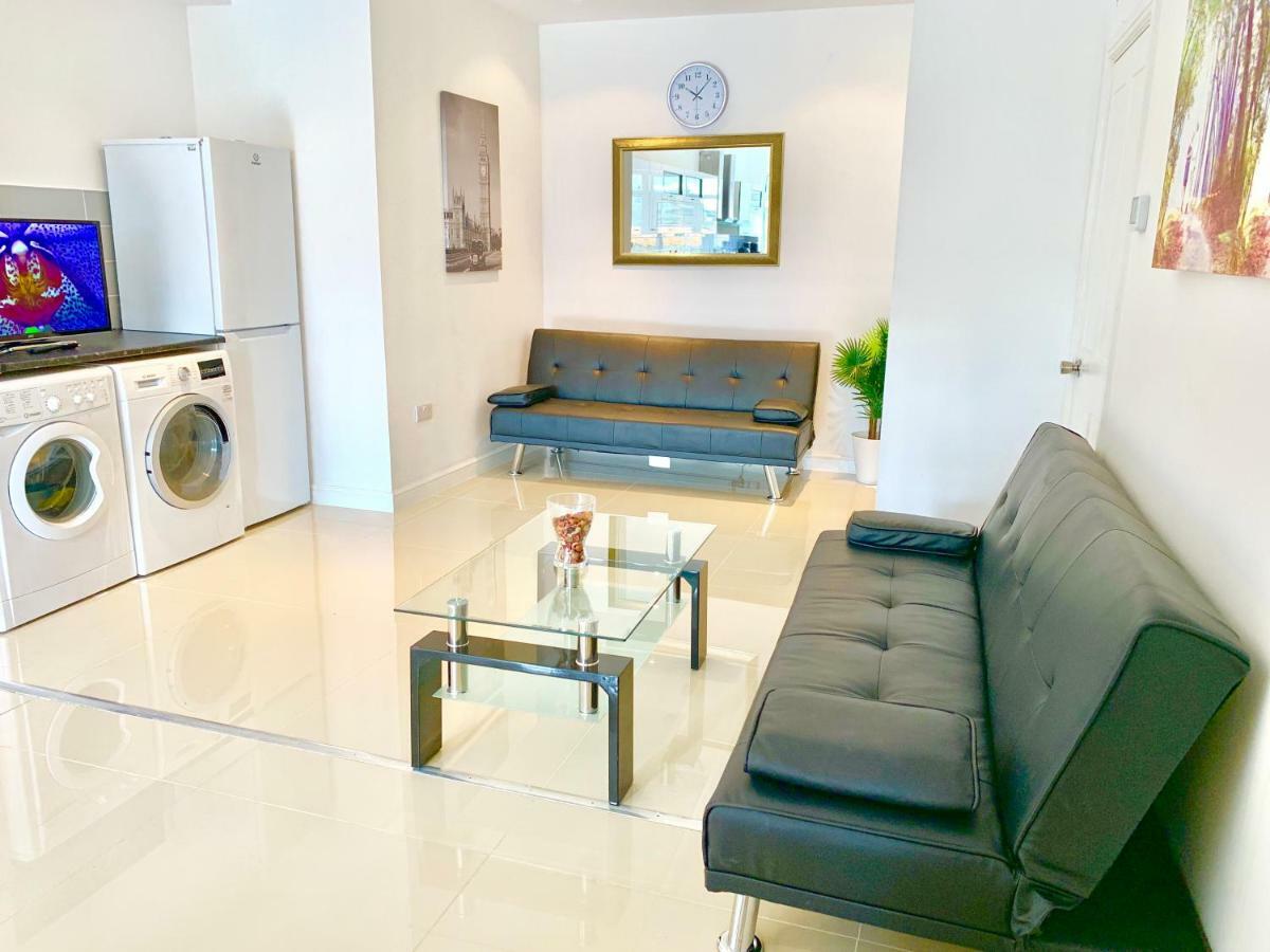 3 Bedrooms, 3 Baths, Spacious Lounge, Full Kitchen, Garden, Ground Floor, Free Parking * Londen