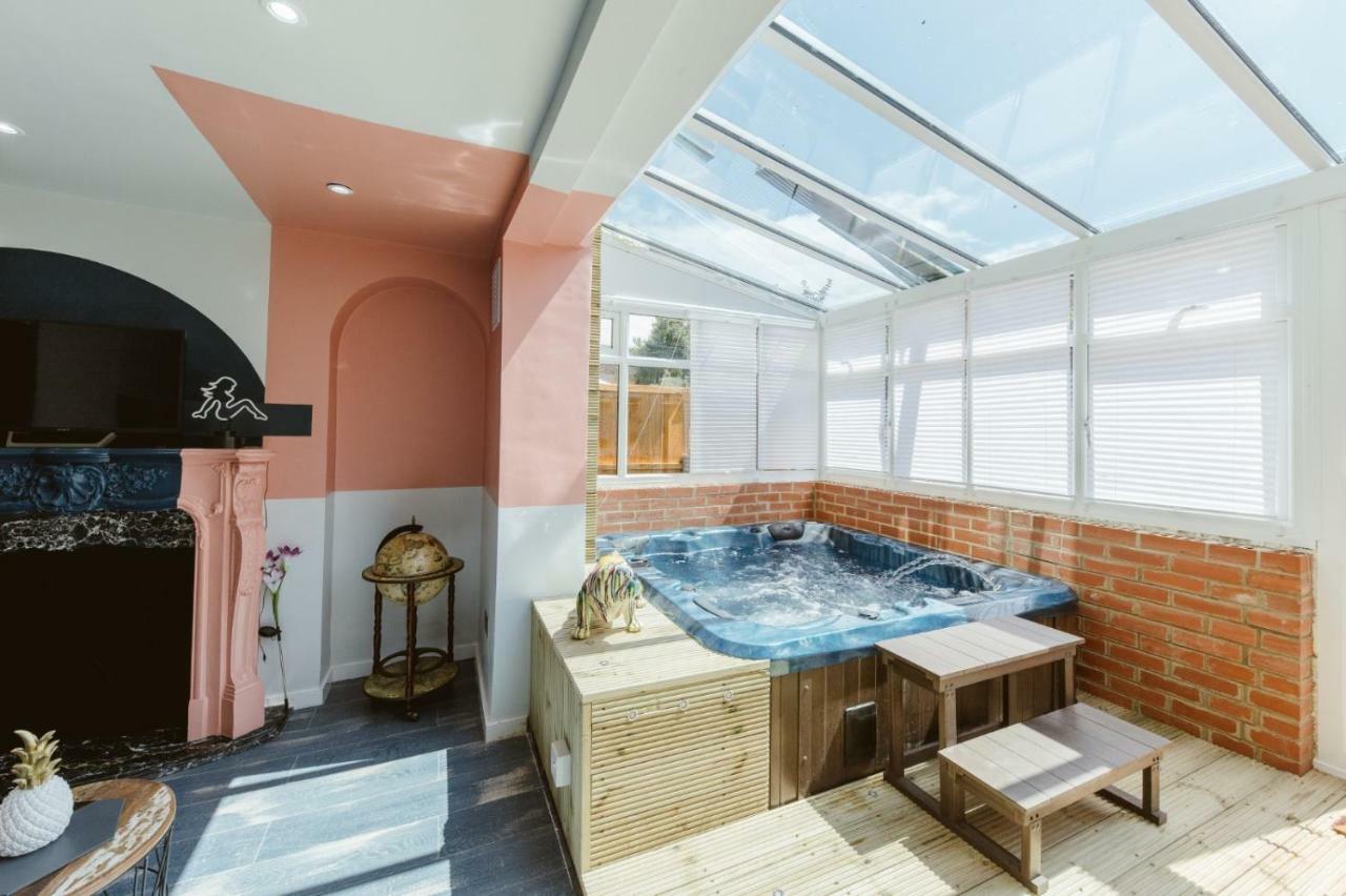 River House With Hot Tub * London