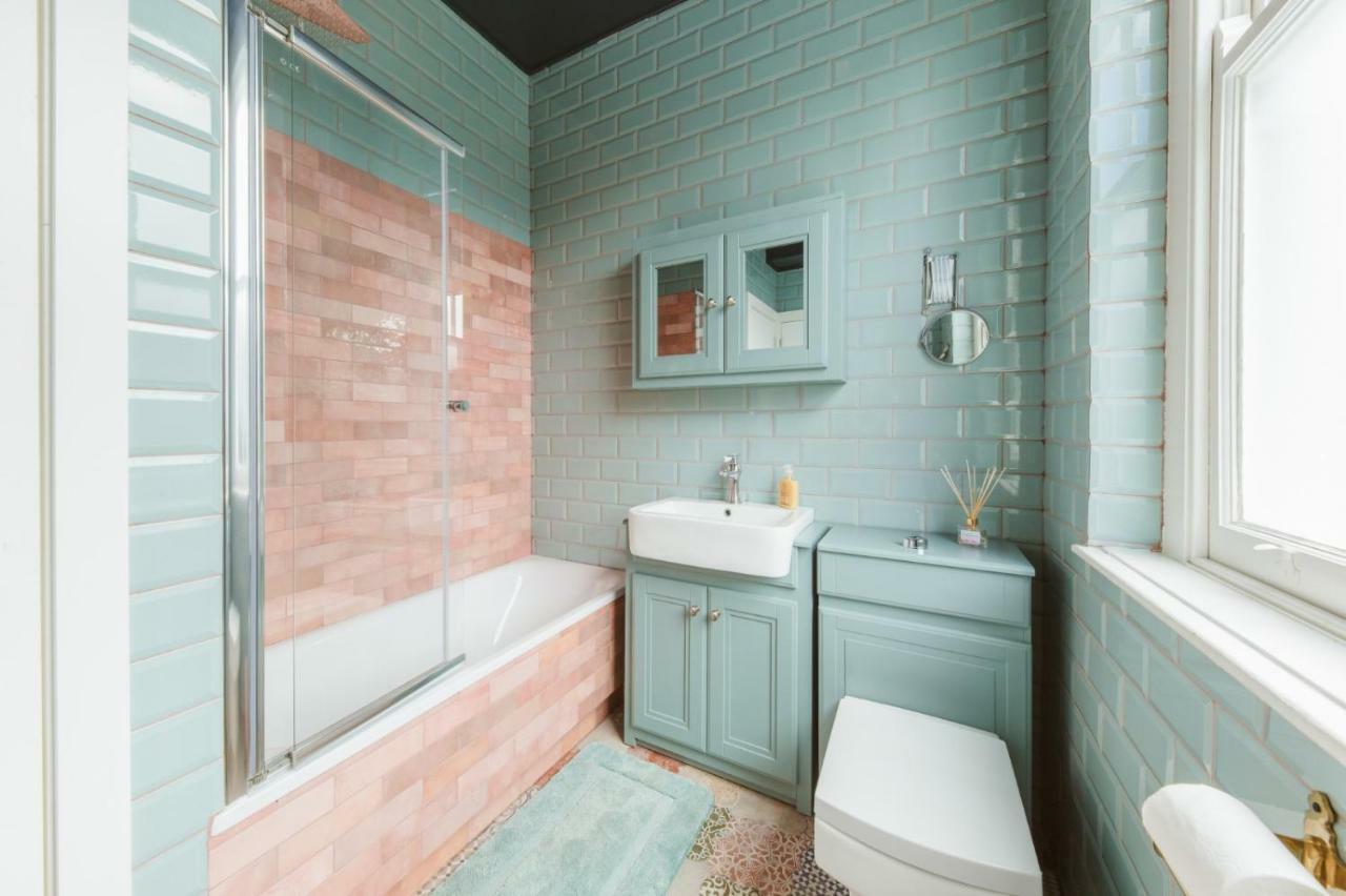 Apartment River House With Hot Tub London
