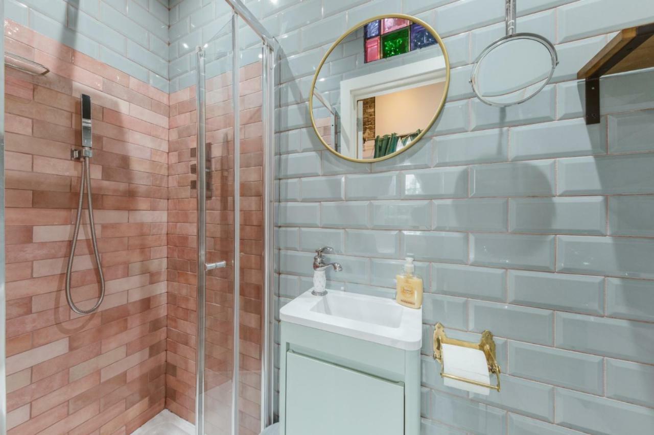 Apartment River House With Hot Tub London
