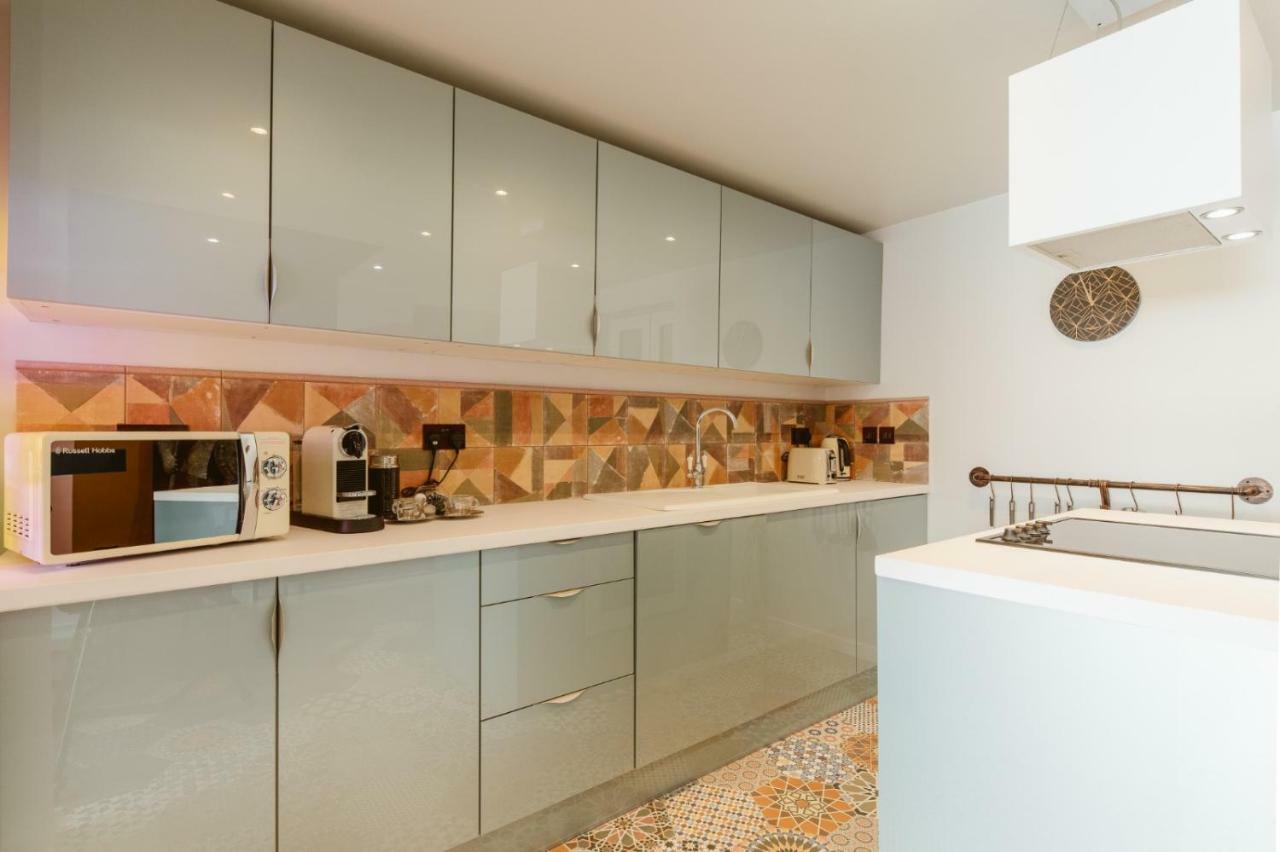 River House With Hot Tub * London
