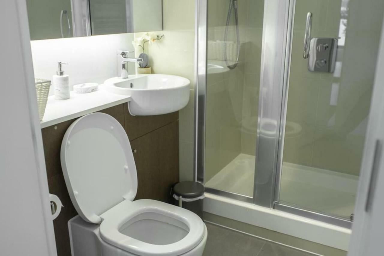 Top Floor Luxury And Spacious 2 Bedroom In Stratford Apartment *
