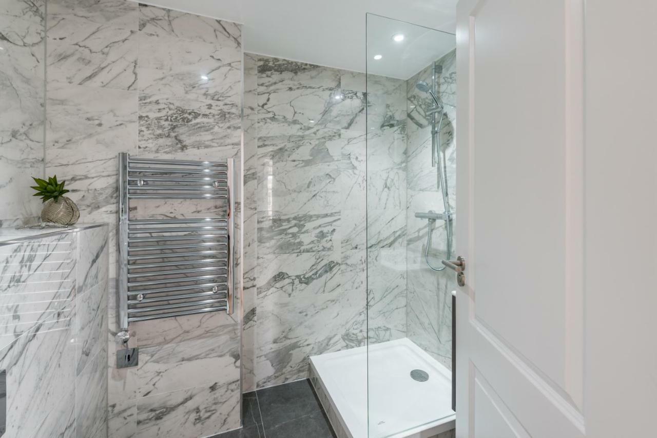 The Carlyle - Stunning Serviced Apartment