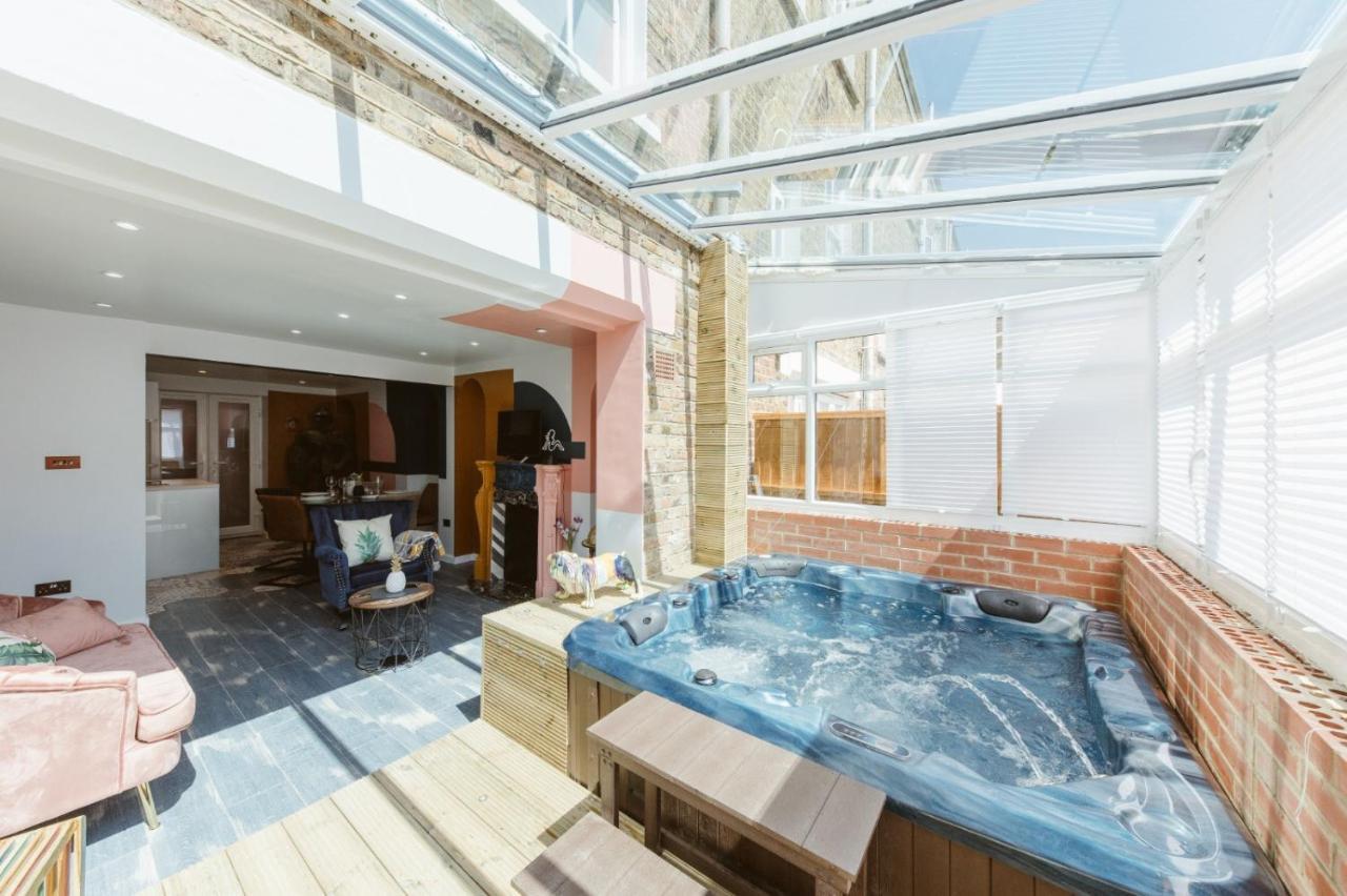 River House With Hot Tub London
