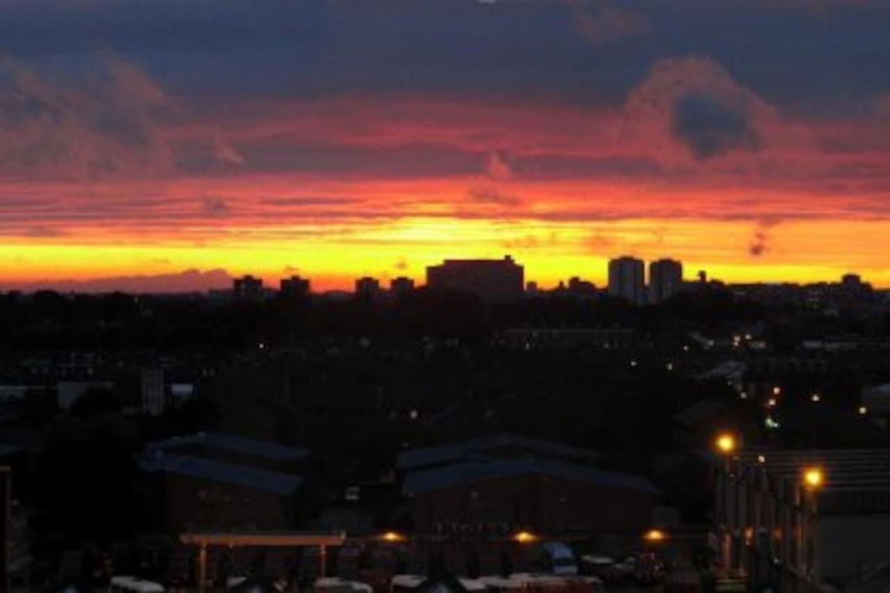 Apartamento Chelsea / Imperial Wharf - Bright, Modern, Sunset View *