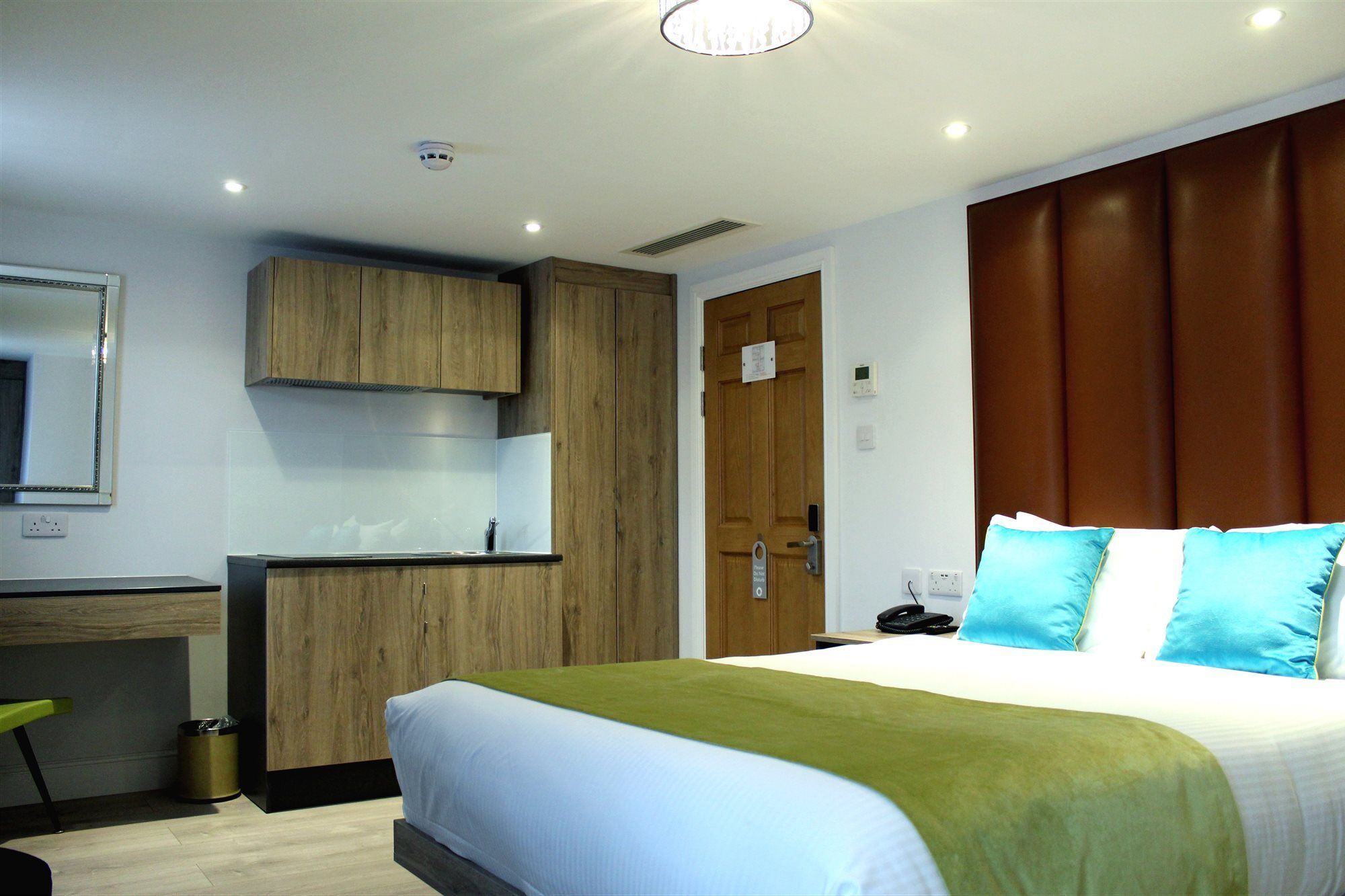 Aparthotel 1 Craven Hill Gardens 4*