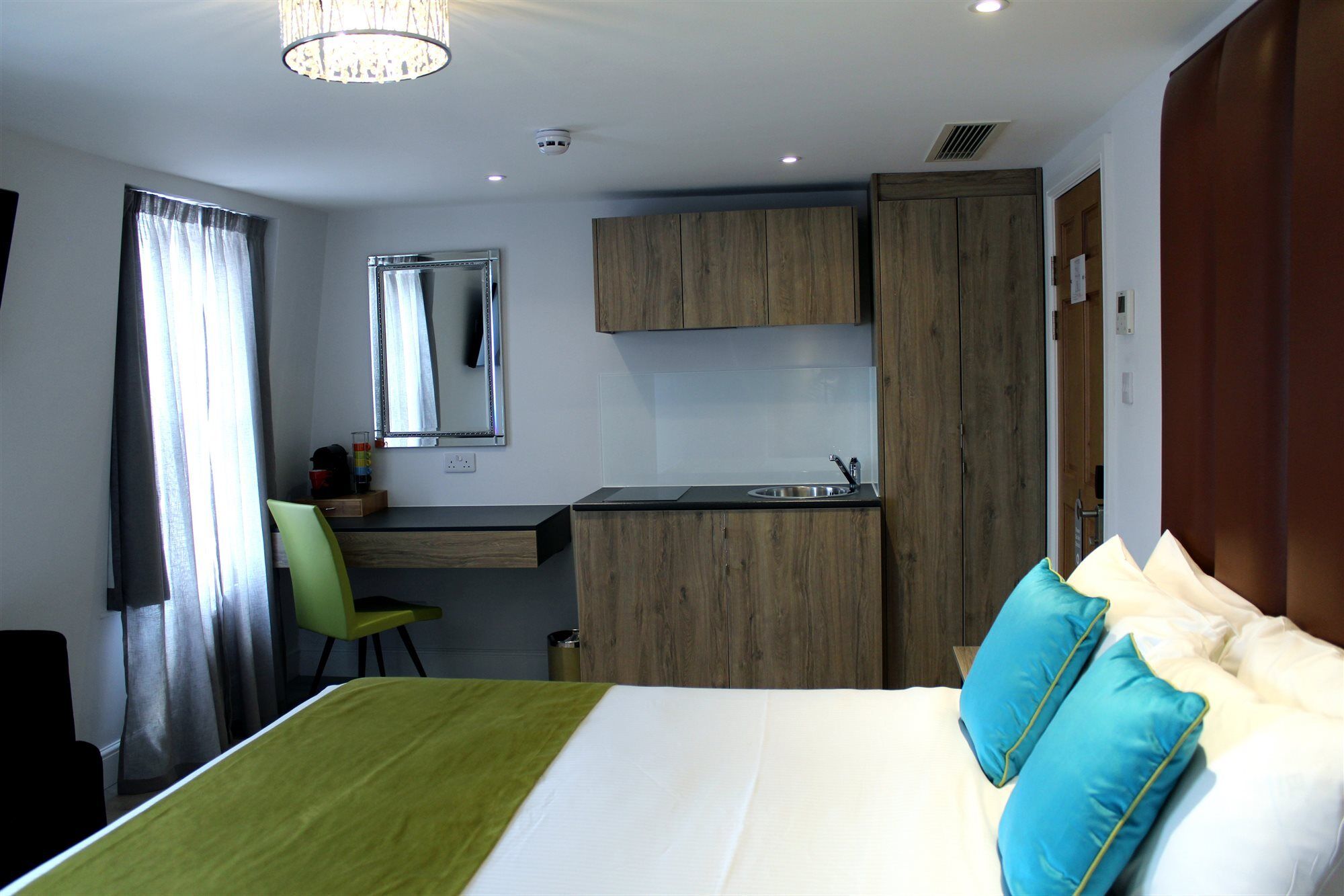 Aparthotel 1 Craven Hill Gardens 4*