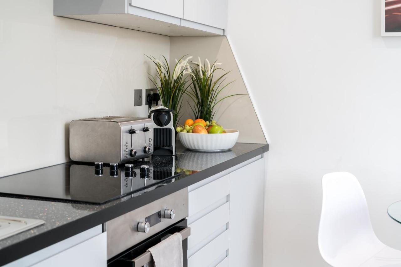 Skyline Serviced - Battersea Park Apartment *