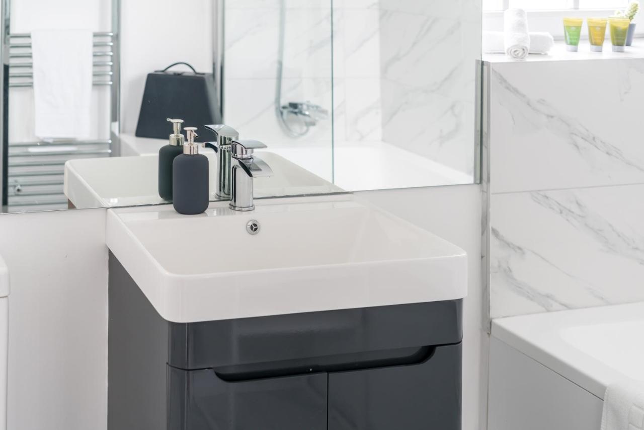 Skyline Serviced - Battersea Park Apartment London